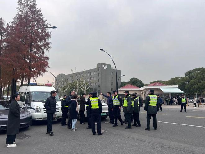 极越「原地解散」：百度的一场造