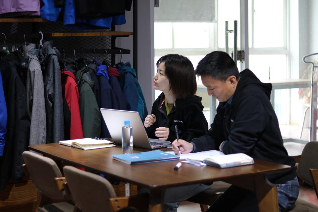 王洪：以“韧”为针以“创”为线织就鹰诺工作服装定制服装的匠心华章(图4)