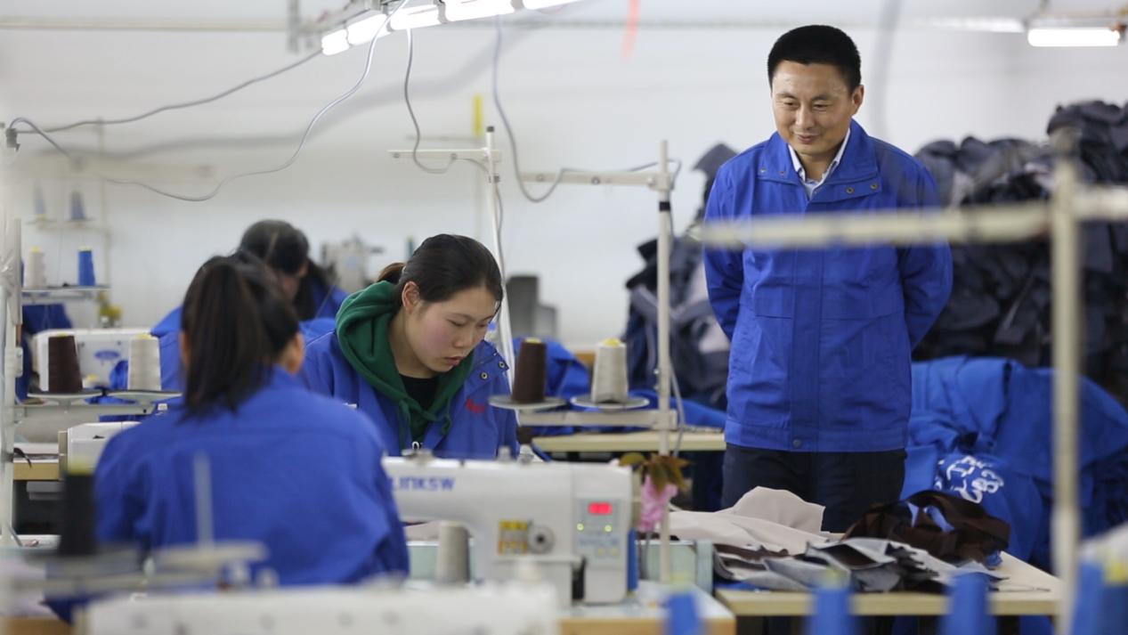 王洪：以“韧”为针以“创”为线织就鹰诺工作服装定制服装的匠心华章(图2)