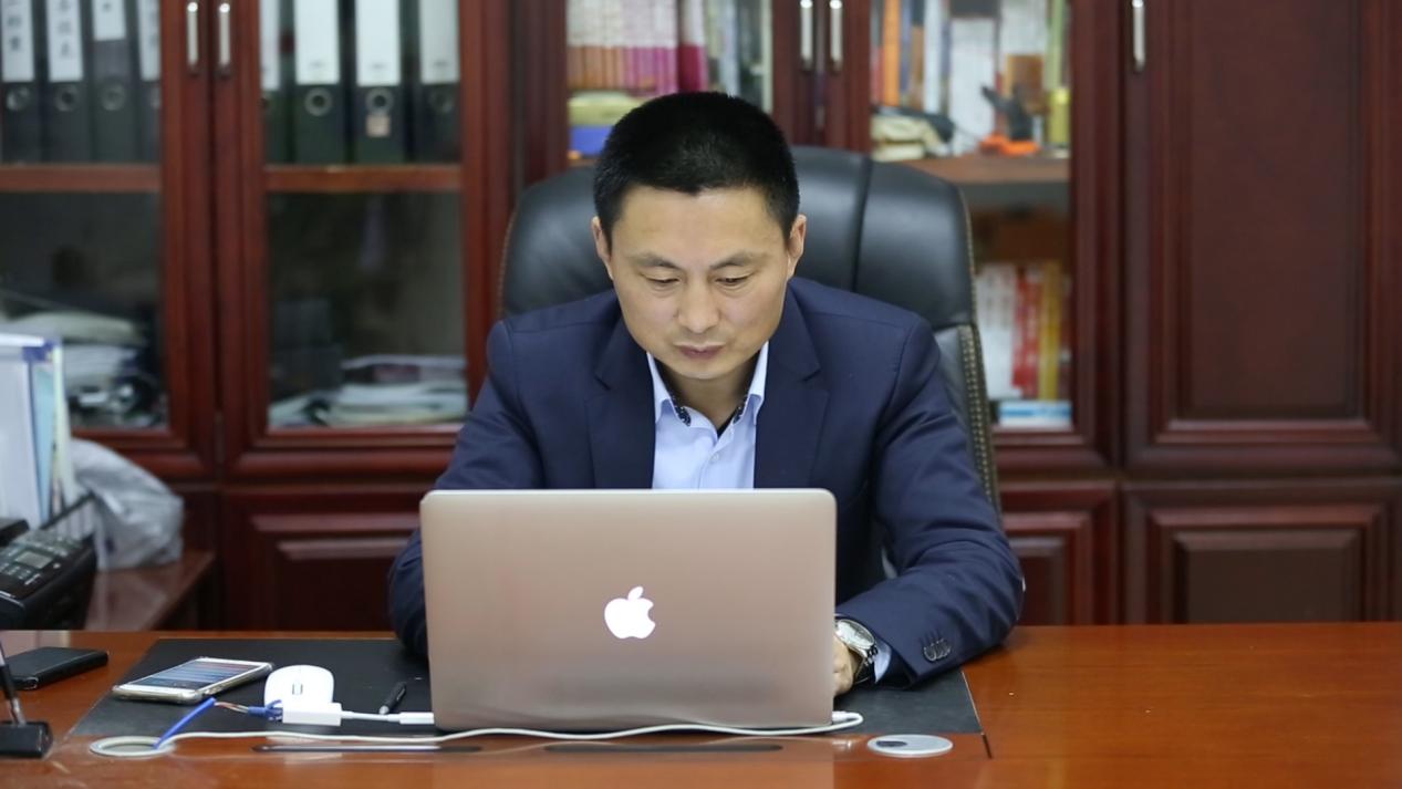 王洪：以“韧”为针以“创”为线