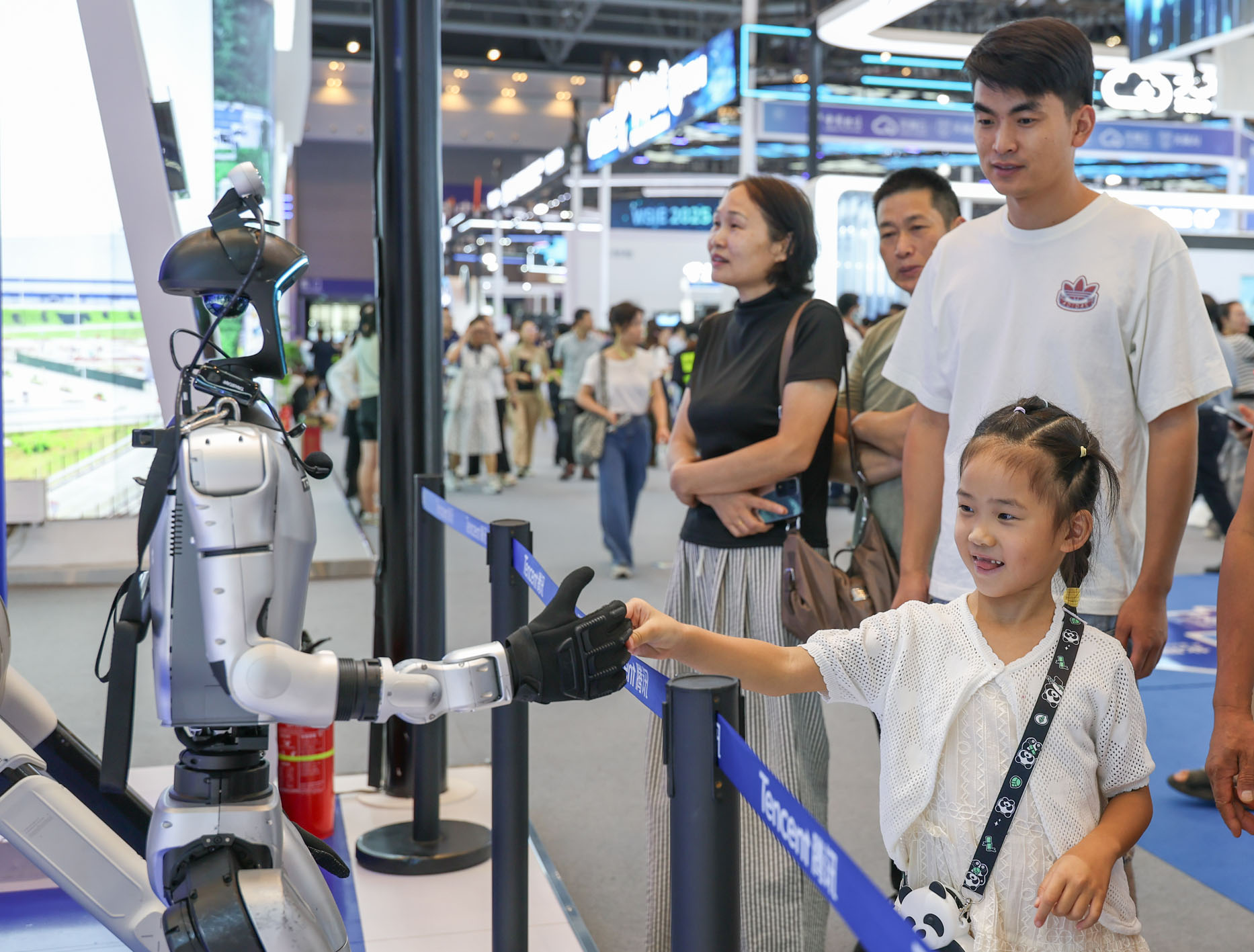 机器人行业加快迭代万亿市场新赛