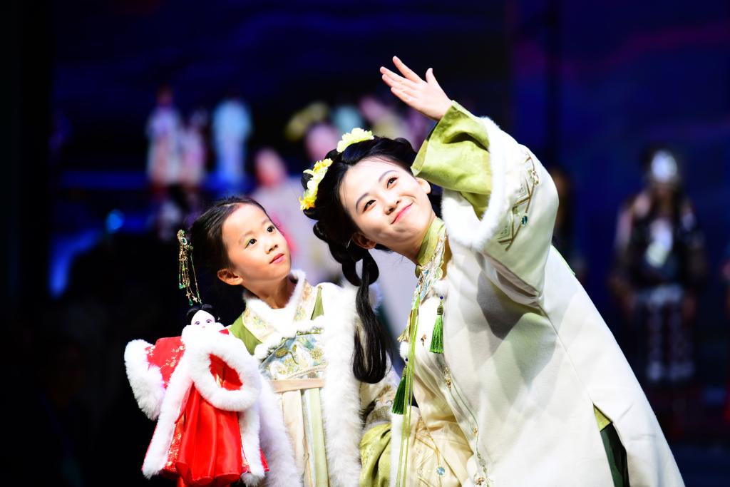 人文经济激活消费新动能丨从街头风景到千亿级市场“新中式”服装扮靓“新消费”(图2)