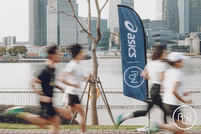 一年吸金330亿低调跑鞋卖爆中国(图6)