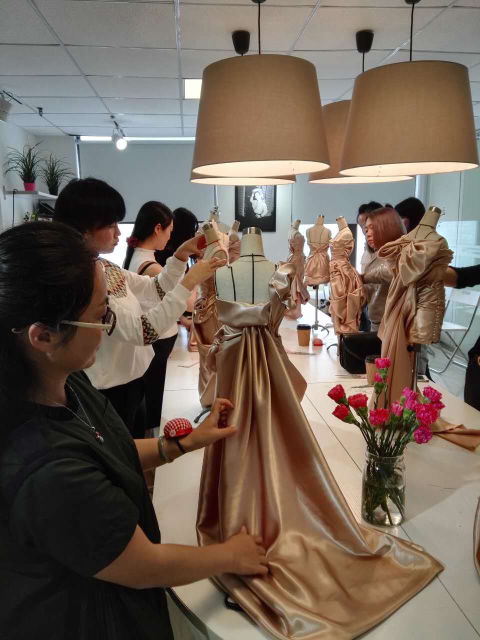 白鹿困在厚重礼服里不到两分钟离谱的一幕发生了