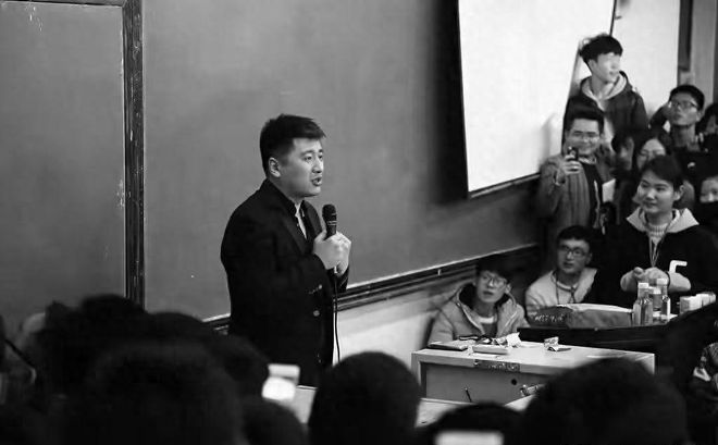 张雪峰公司楼下摆满悼念鲜花!室