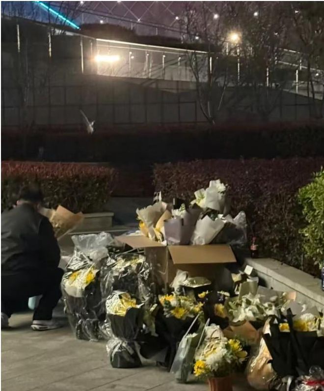张雪峰公司楼下摆满悼念鲜花！室内还有花圈员工发声曝去世细节(图2)