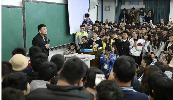 张雪峰公司楼下摆满悼念鲜花！室内还有花圈员工发声曝去世细节(图8)